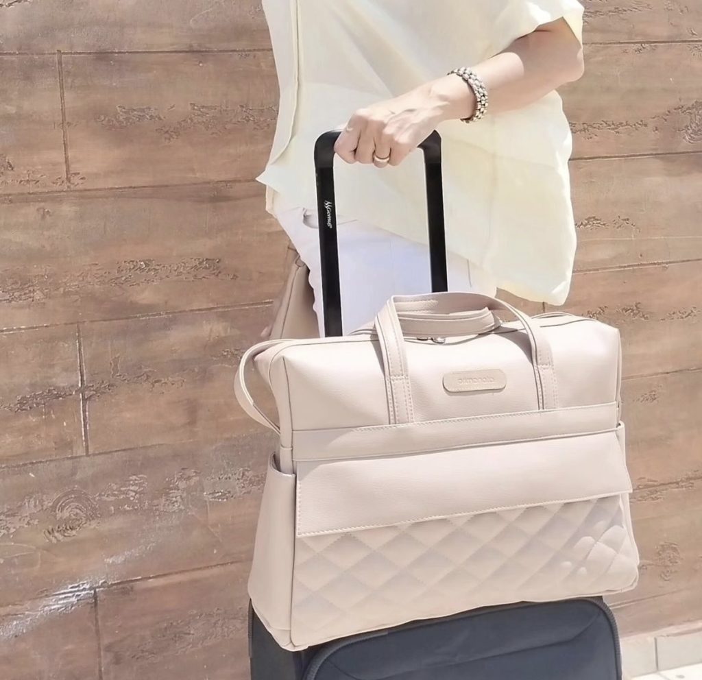 Idées cadeaux pour la Fête des Mères en Suisse 21 Sac à langer KAYLA Camel (existe en rose poudré ou bleu) de Primanata