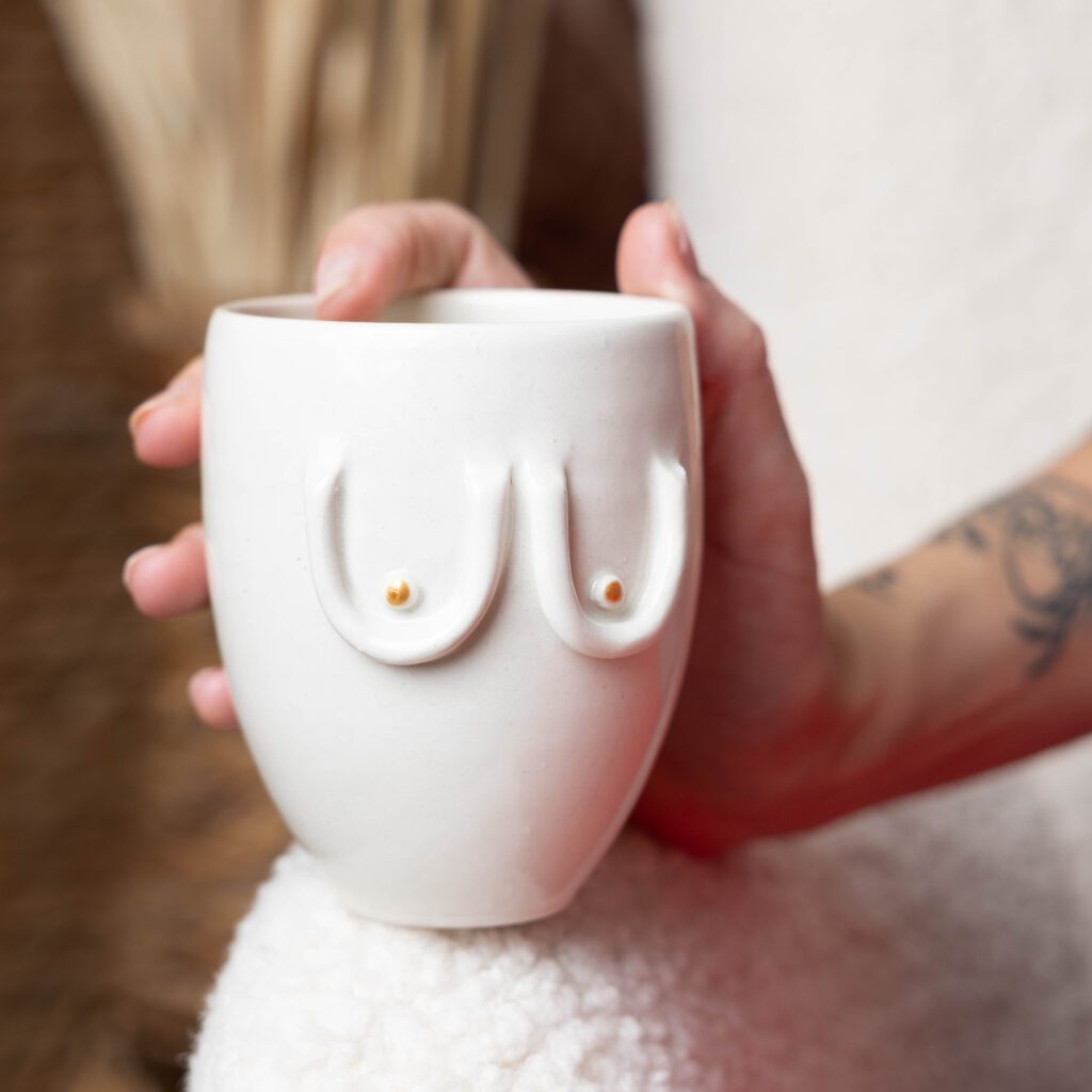 Idées cadeaux pour la Fête des Mères en Suisse 29 Mug SEINS en porcelaine, tourné à la main