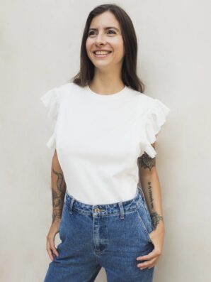 T-shirt d'allaitement blanc à volants de la marque 23 MAI