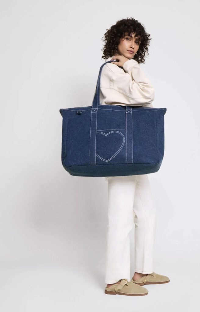 Idées cadeaux pour la Fête des Mères en Suisse 28 Cabas COEUR en denim de Emoi Emoi