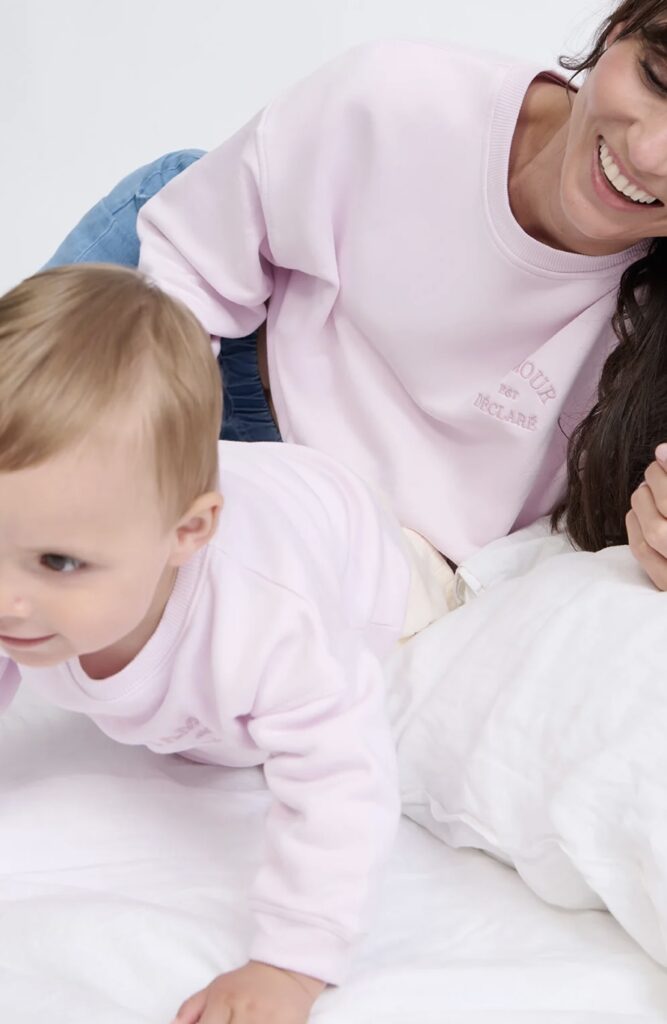 Idées cadeaux pour la Fête des Mères en Suisse 13 Sweat non allaitant L'AMOUR EST DECLARE rose version maman et/ ou version bébé/enfant de Emoi Emoi