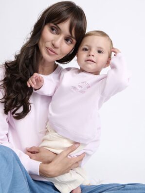 Sweat L'AMOUR EST DECLARE rose version maman et/ ou version bébé/enfant de Emoi Emoi