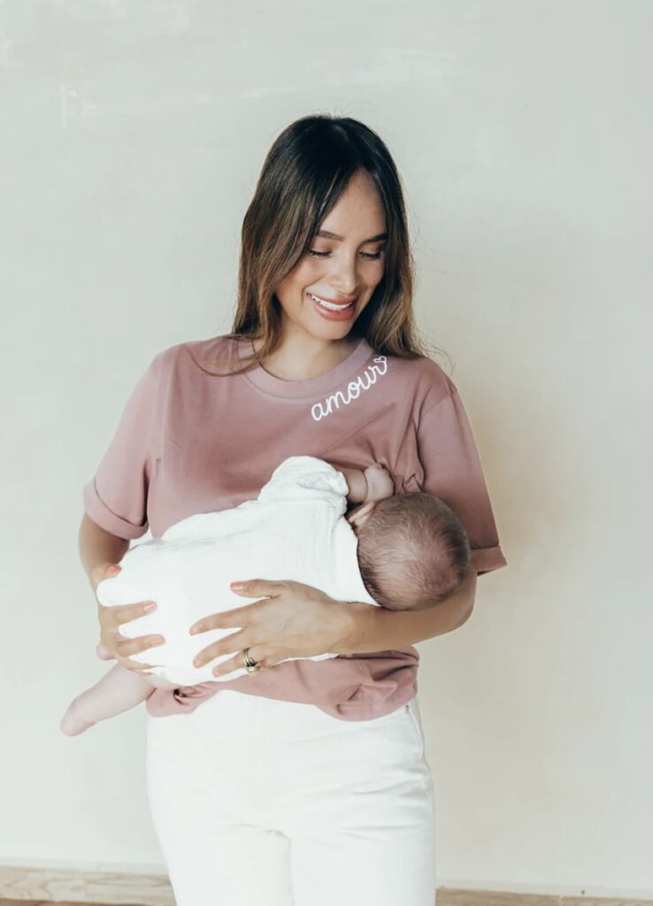 Idées cadeaux pour la Fête des Mères en Suisse 4 T-shirt d'allaitement MOKA AMOUR de la marque 23 MAI PARIS
