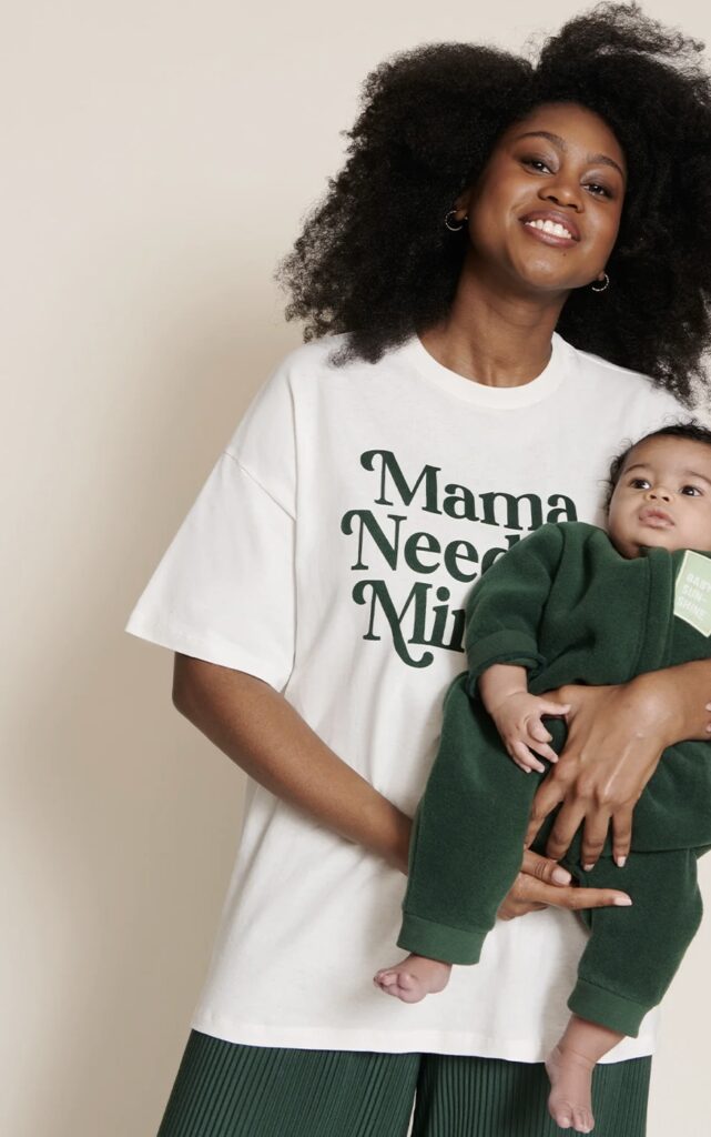 Idées cadeaux pour la Fête des Mères en Suisse 6 T-shirt non allaitant MAMA NEEDS A MINUTE blanc de Emoi Emoi