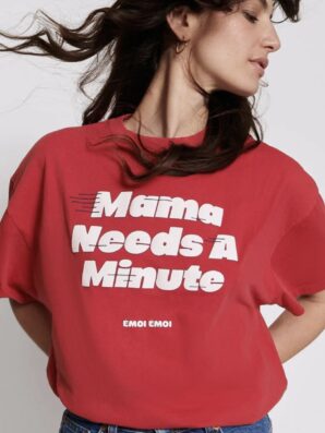 T-shirt non allaitant MAMA NEEDS A MINUTE rouge de Emoi Emoi