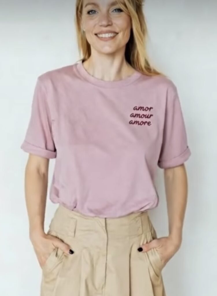 T-shirt d'allaitement brodé vieux rose AMOR, AMOUR, AMORE de 23 MAI PARIS