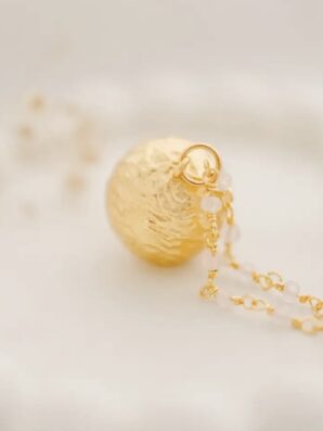 Bola de grossesse PEAU A PEAU doré à l'or fin 18 carats sur chaînette de Pleine Lune
